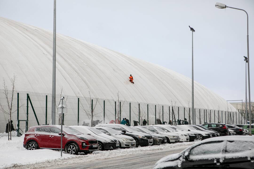 Sniego kasimo talka aplink Pilaitės maniežą