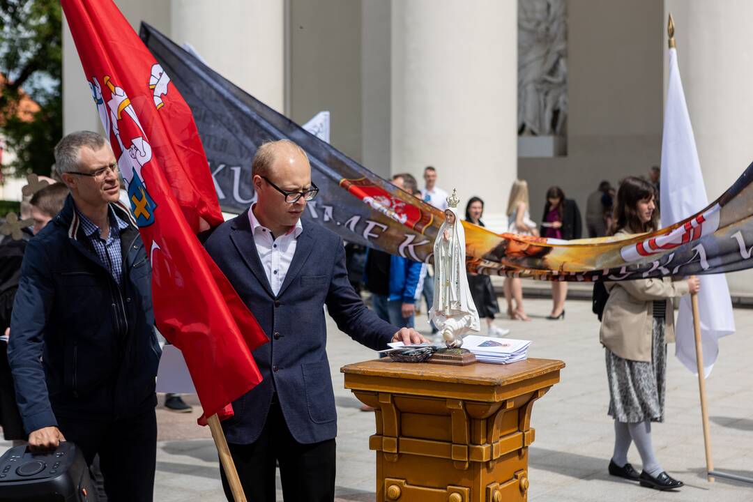Prieš „Baltic Pride 2022“ eitynes nusiteikę žmonės kovojo maldomis