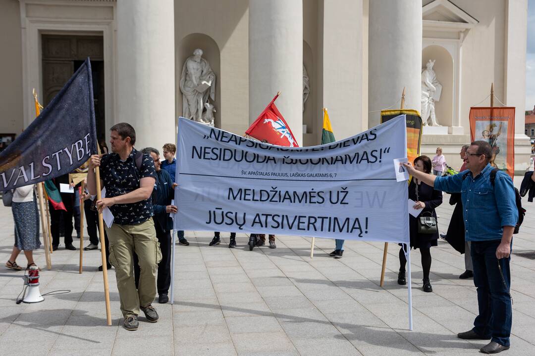 Prieš „Baltic Pride 2022“ eitynes nusiteikę žmonės kovojo maldomis