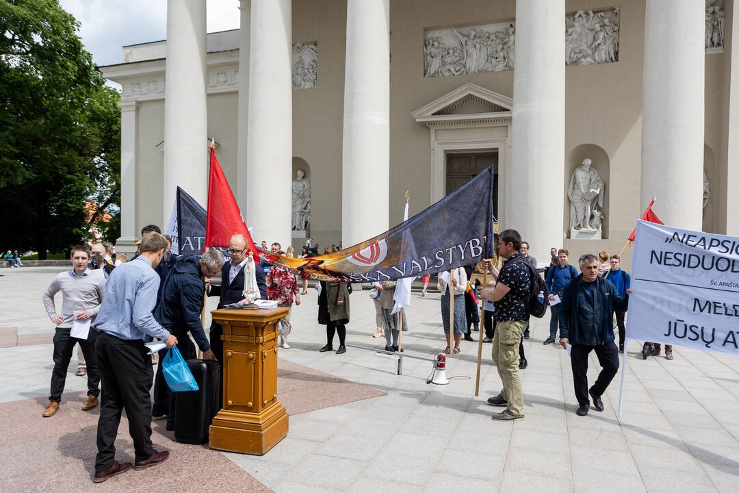Prieš „Baltic Pride 2022“ eitynes nusiteikę žmonės kovojo maldomis