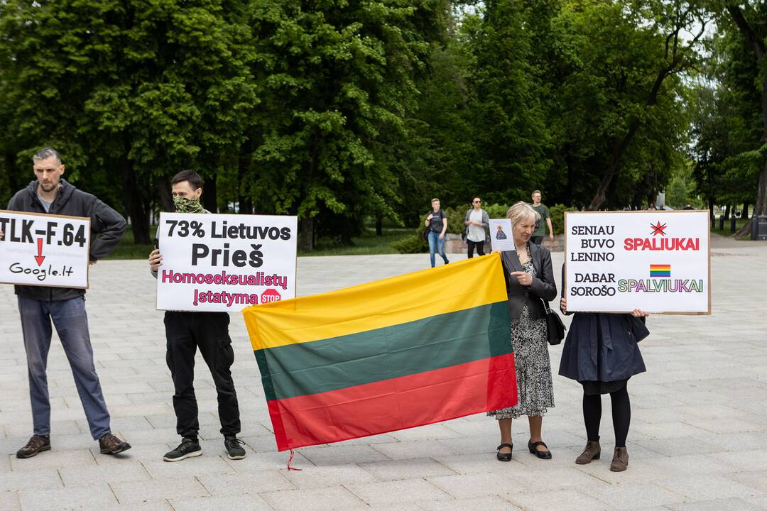Prieš „Baltic Pride 2022“ eitynes nusiteikę žmonės kovojo maldomis