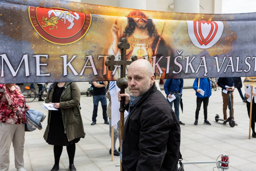 Prieš „Baltic Pride 2022“ eitynes nusiteikę žmonės kovojo maldomis
