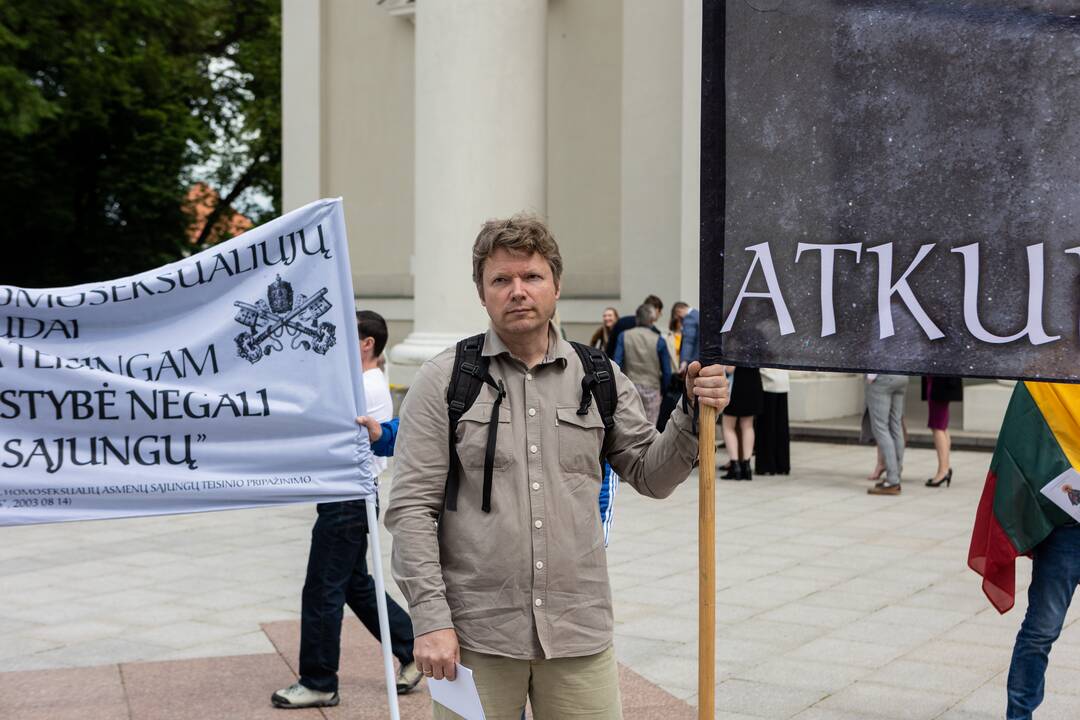 Prieš „Baltic Pride 2022“ eitynes nusiteikę žmonės kovojo maldomis