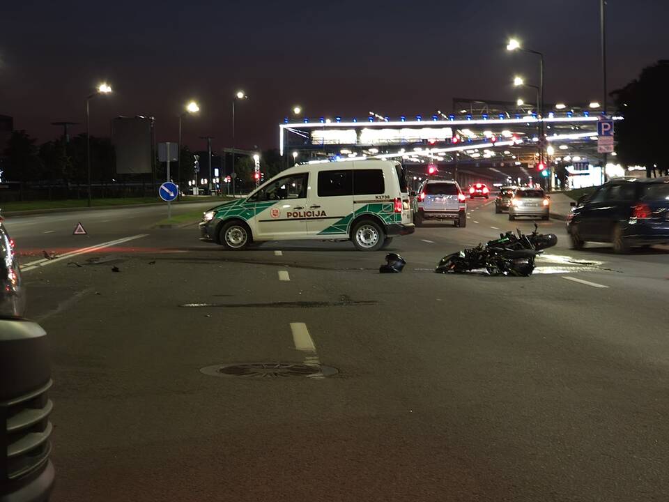 Karaliaus Mindaugo prospekte – BMW ir motociklo avarija