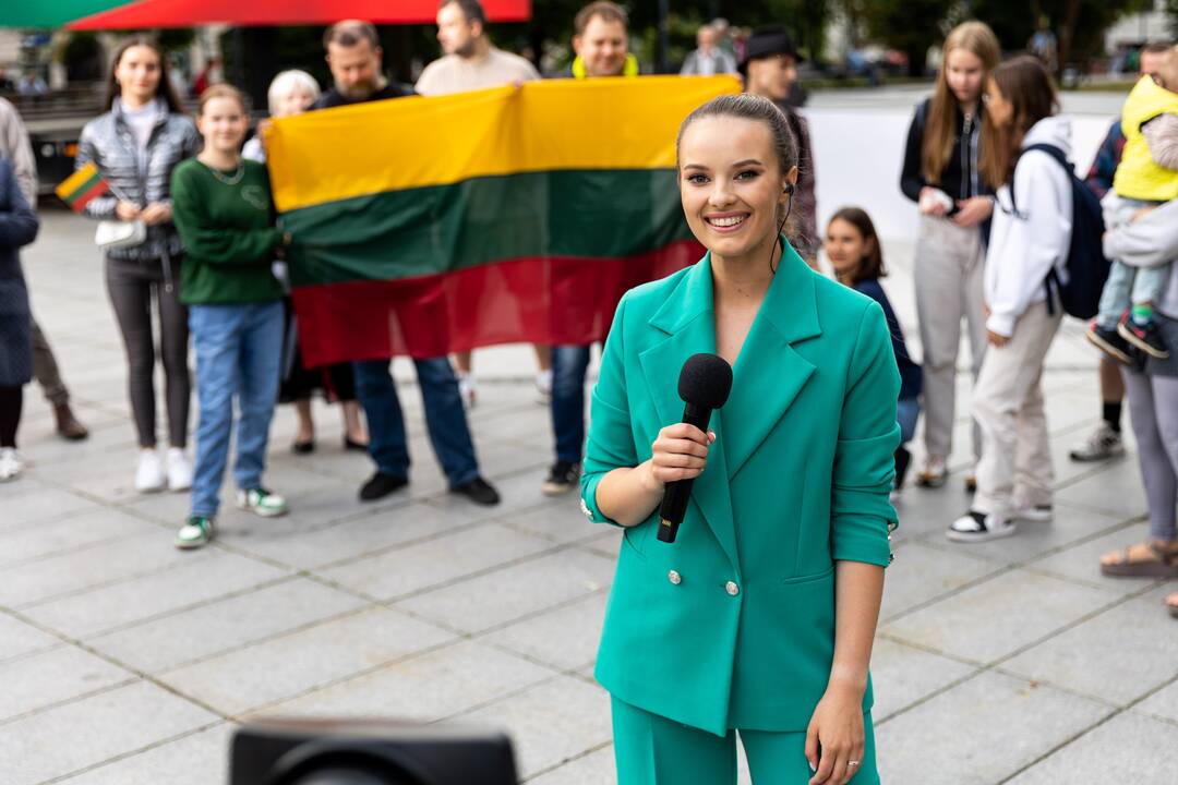 „Tautiškos giesmės“ giedojimas Vinco Kudirkos aikštėje