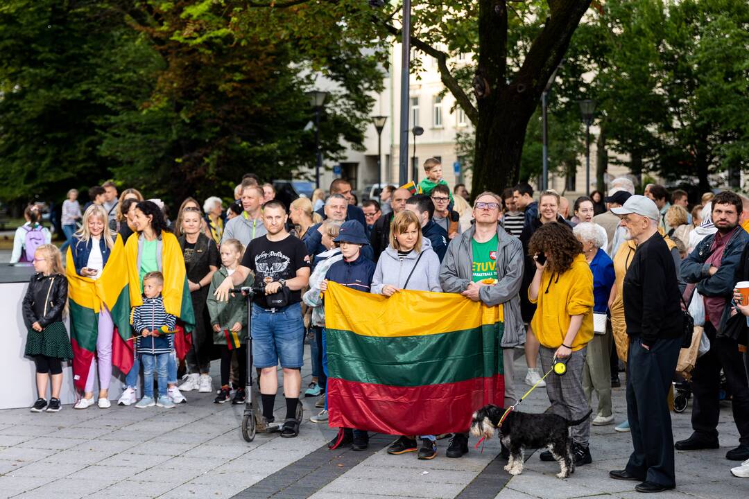 „Tautiškos giesmės“ giedojimas Vinco Kudirkos aikštėje