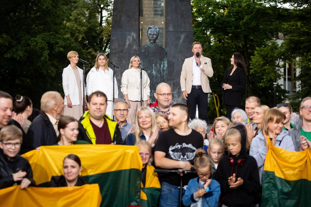 „Tautiškos giesmės“ giedojimas Vinco Kudirkos aikštėje