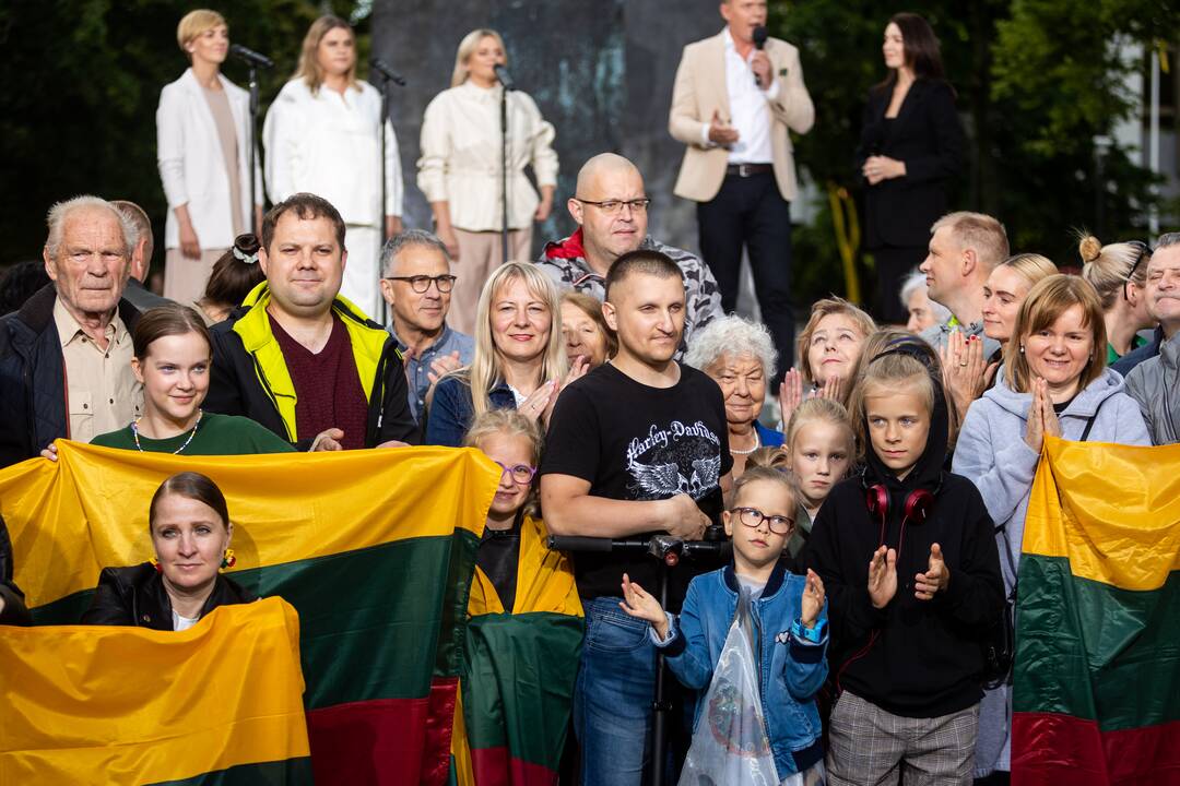 „Tautiškos giesmės“ giedojimas Vinco Kudirkos aikštėje