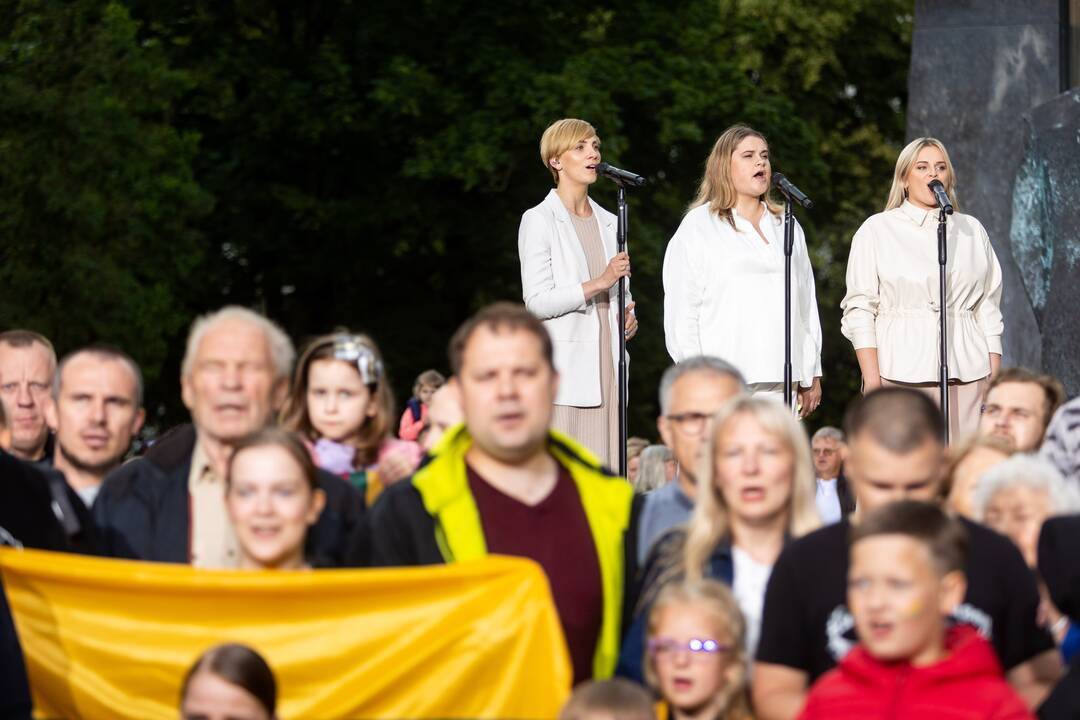 „Tautiškos giesmės“ giedojimas Vinco Kudirkos aikštėje