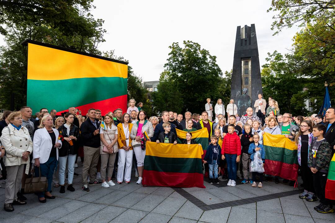 „Tautiškos giesmės“ giedojimas Vinco Kudirkos aikštėje