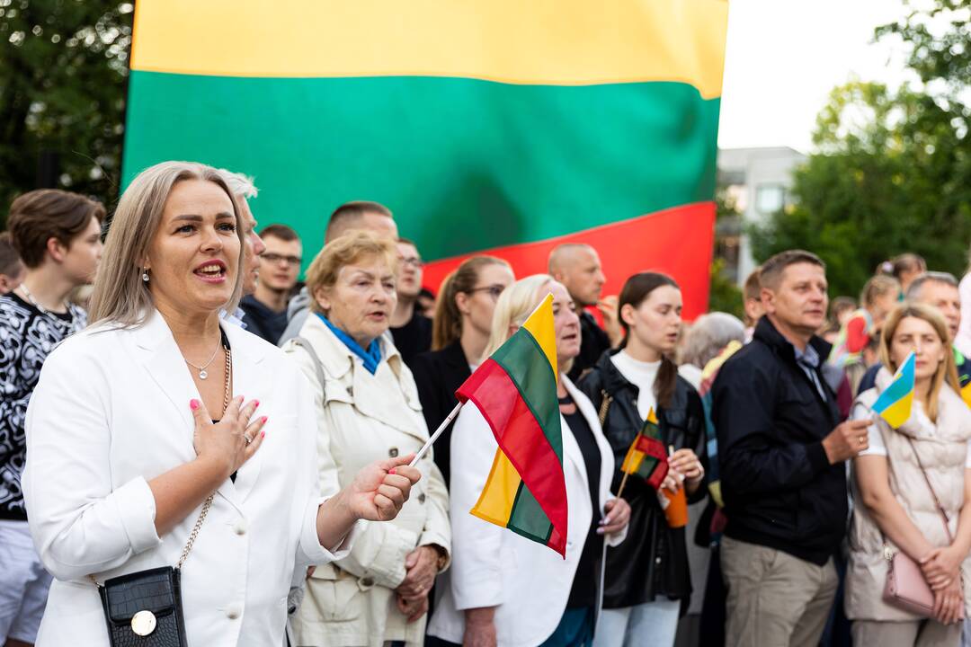 „Tautiškos giesmės“ giedojimas Vinco Kudirkos aikštėje