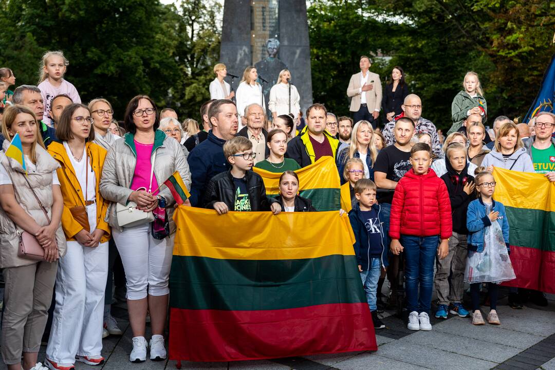 „Tautiškos giesmės“ giedojimas Vinco Kudirkos aikštėje
