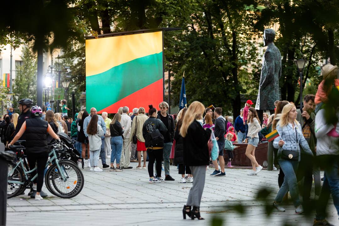 „Tautiškos giesmės“ giedojimas Vinco Kudirkos aikštėje