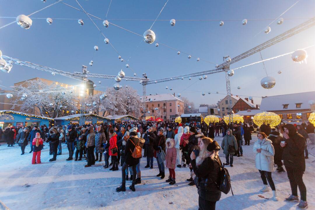 Klaipėdiečiai rinkosi į  uostamiesčio Kalėdų eglės įžiebimo šventę