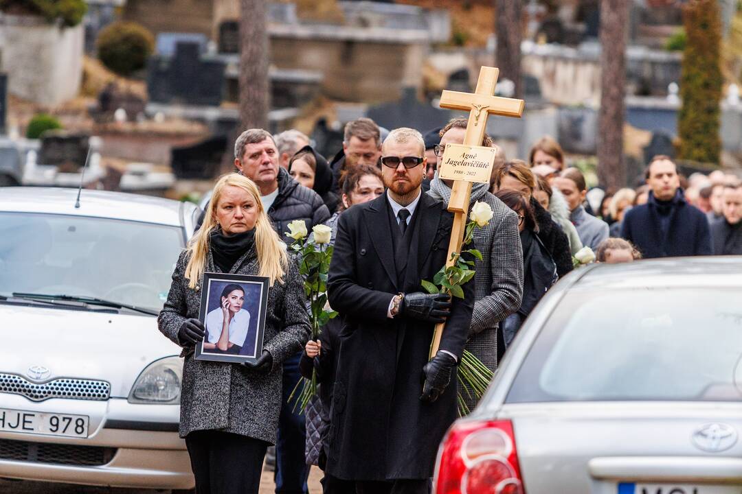 A. Jagelavičiūtės laidotuvės Karmėlavos kapinėse