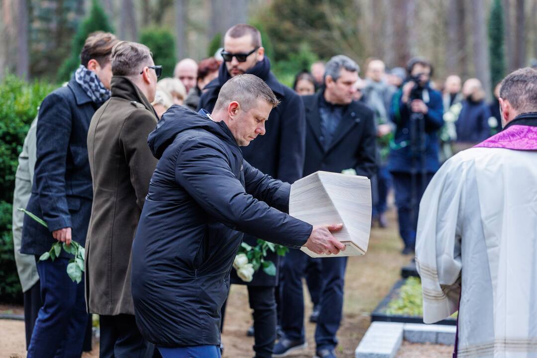 A. Jagelavičiūtės laidotuvės Karmėlavos kapinėse