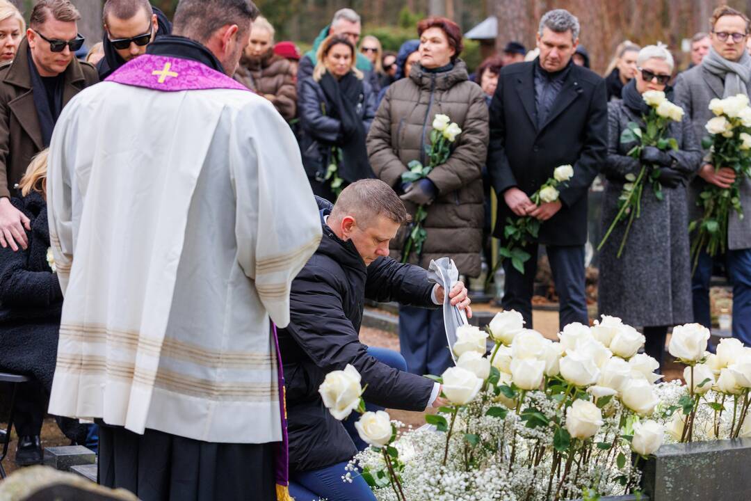 A. Jagelavičiūtės laidotuvės Karmėlavos kapinėse