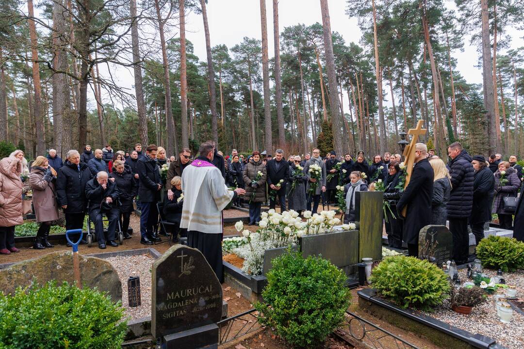 A. Jagelavičiūtės laidotuvės Karmėlavos kapinėse