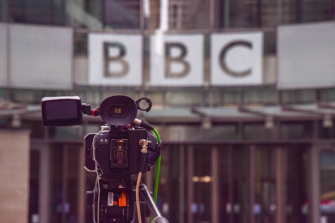 Dar vienas skandalas: BBC nušalino darbuotoją, tariamai mokėjusį už intymias nuotraukas paaugliui