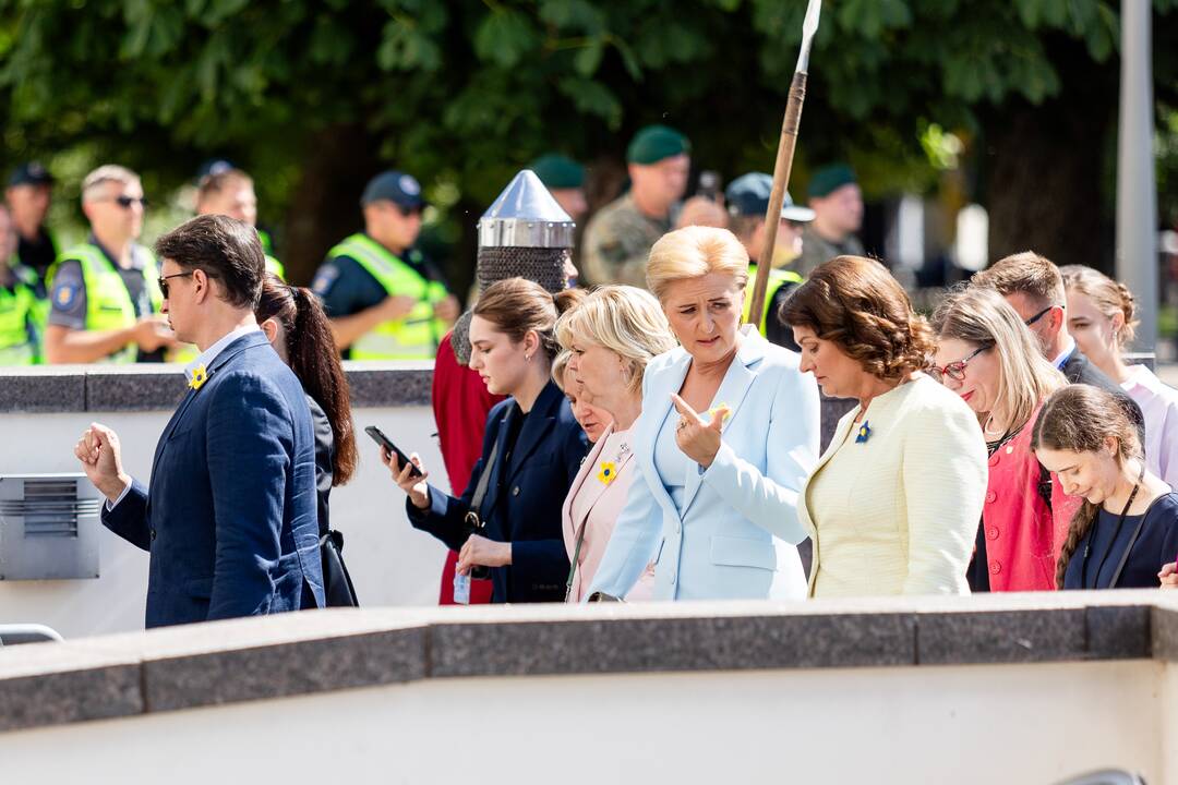 NATO šalių vadovų antrųjų pusių bendra nuotrauka