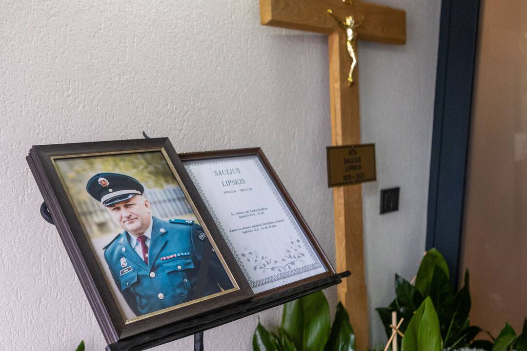 Trakuose atsisveikinama su tragiškai žuvusiu policijos pareigūnu