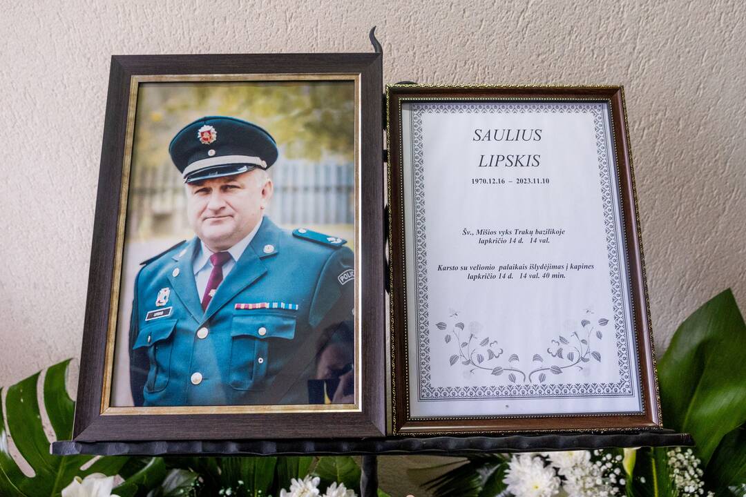 Trakuose atsisveikinama su tragiškai žuvusiu policijos pareigūnu