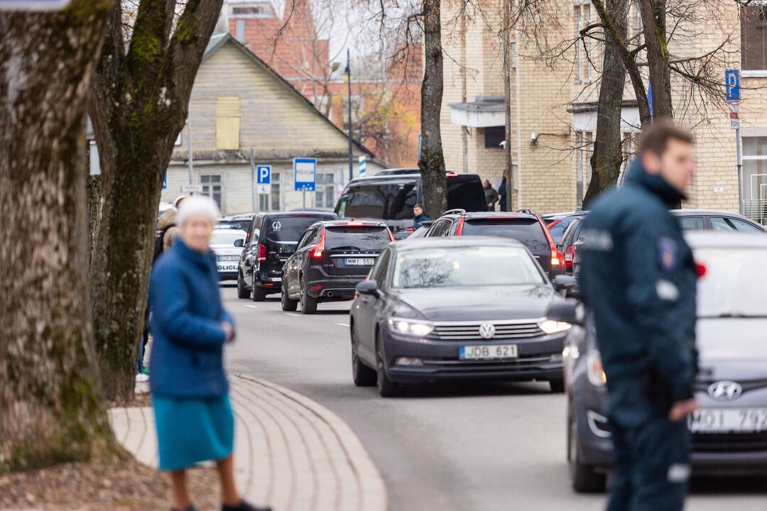 Trakuose atsisveikinama su tragiškai žuvusiu policijos pareigūnu