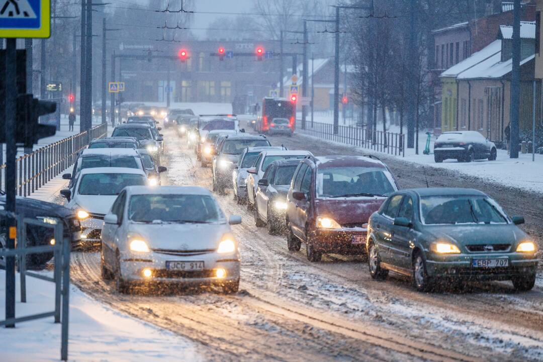 Kauną nuklojo sniegas