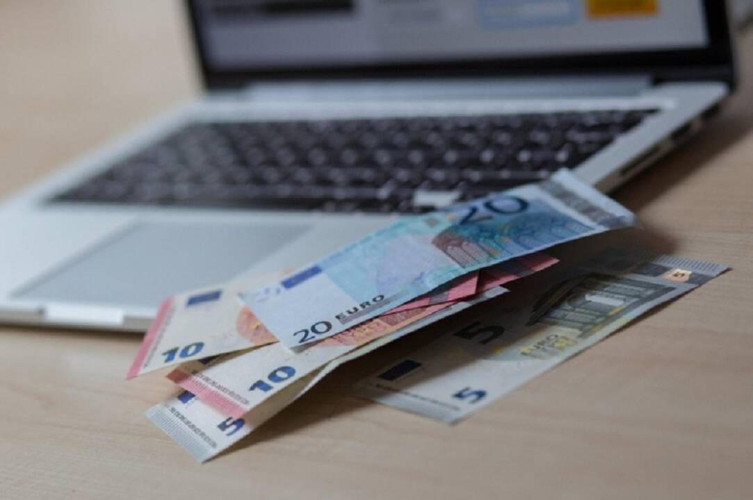 Sukčiai internetu išviliojo 35,5 tūkst. eurų