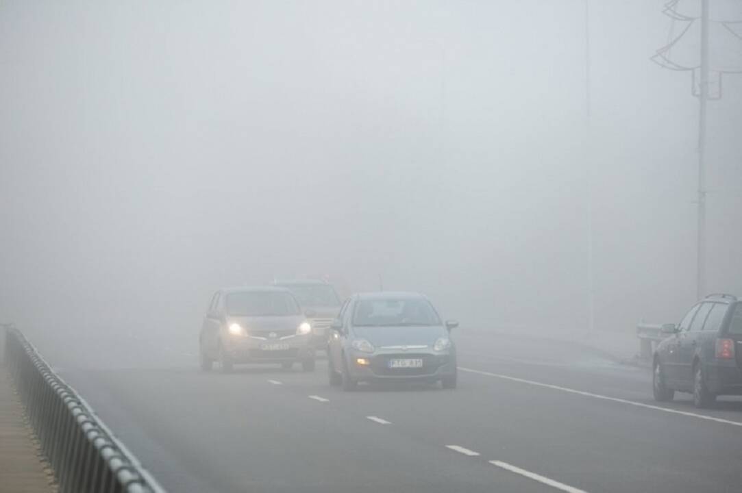 Naktį vakariniuose Lietuvos rajonuose eismo sąlygas sunkins rūkas