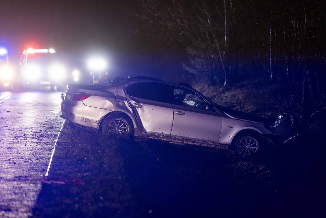 Trakų rajone į medį rėžėsi nuo policijos sprukęs BMW