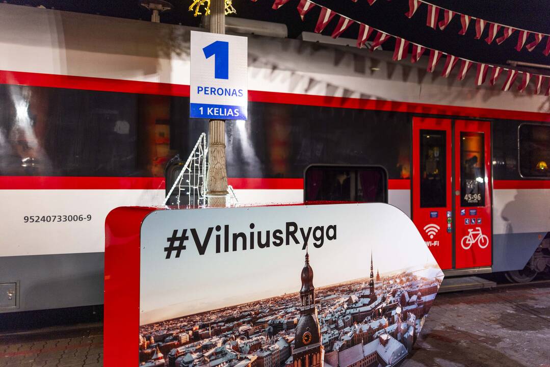 Išvyko pirmasis traukinys iš Vilniaus į Rygą