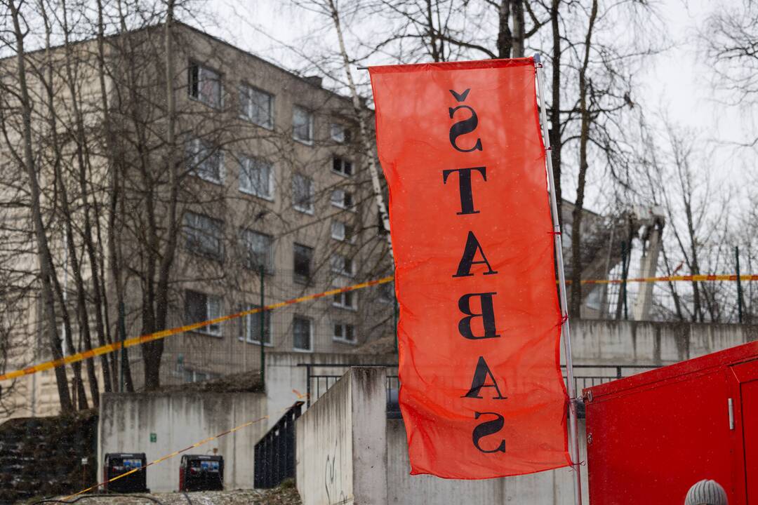 Ugniagesiai bando ištraukti žuvusiųjų kūnus iš Viršuliškių daugiabučio
