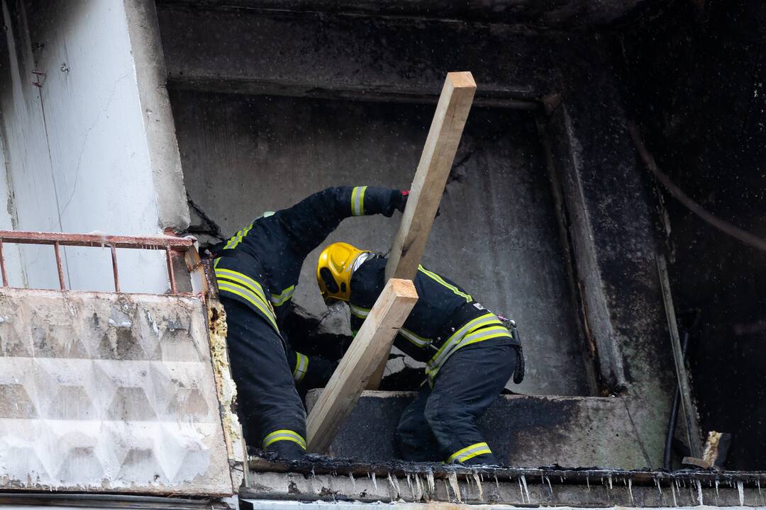 Ugniagesiai bando ištraukti žuvusiųjų kūnus iš Viršuliškių daugiabučio