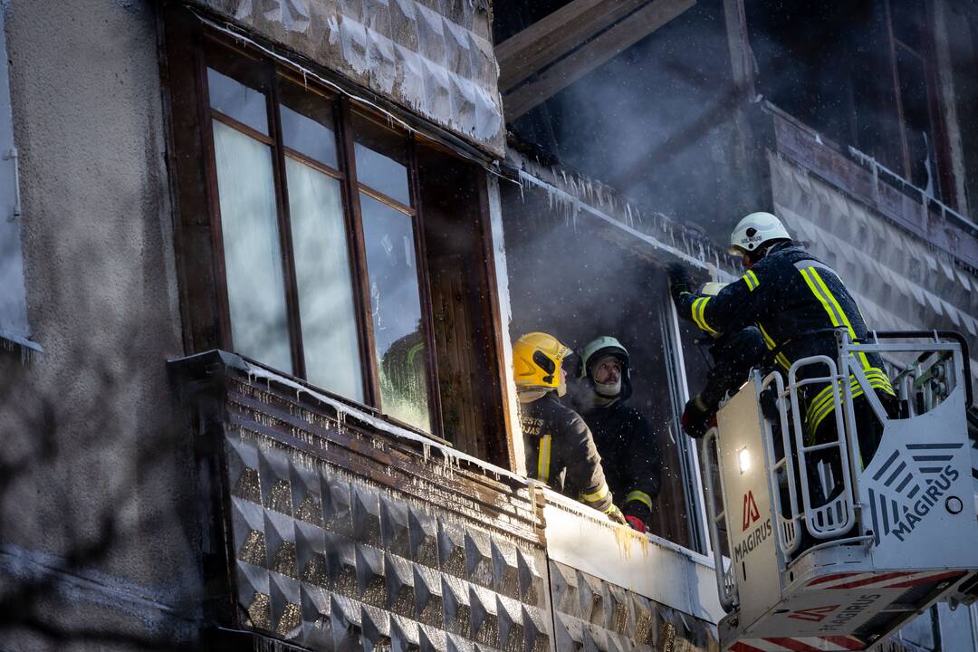 Ugniagesiai bando ištraukti žuvusiųjų kūnus iš Viršuliškių daugiabučio