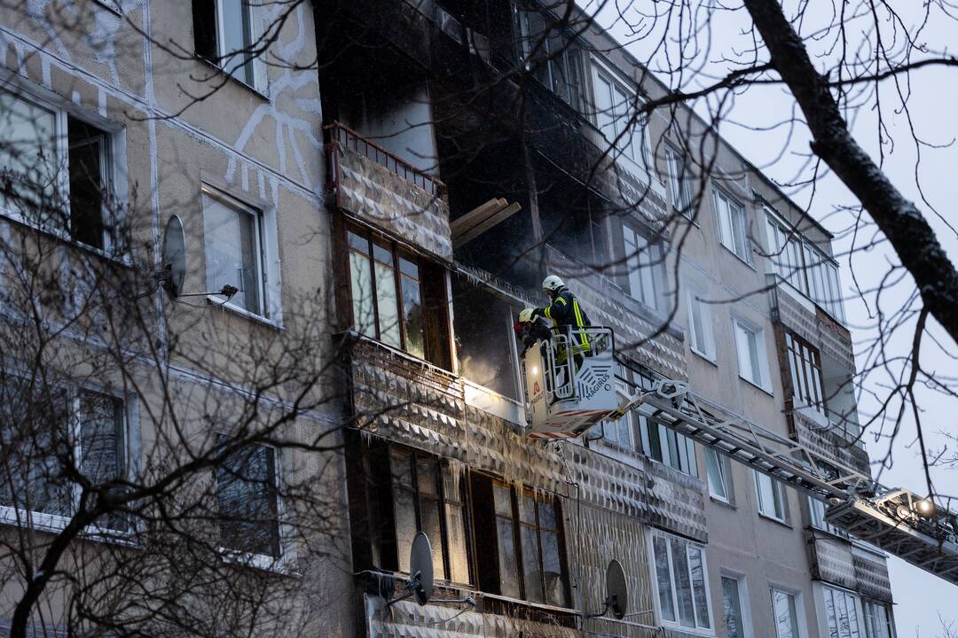 Ugniagesiai bando ištraukti žuvusiųjų kūnus iš Viršuliškių daugiabučio