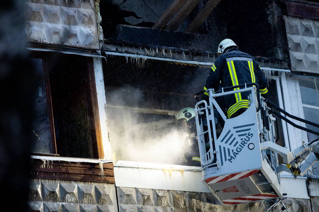 Ugniagesiai bando ištraukti žuvusiųjų kūnus iš Viršuliškių daugiabučio