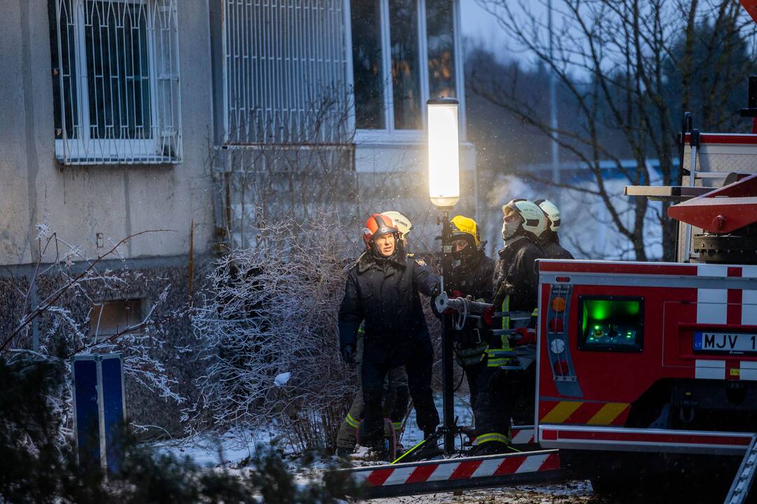 Ugniagesiai bando ištraukti žuvusiųjų kūnus iš Viršuliškių daugiabučio
