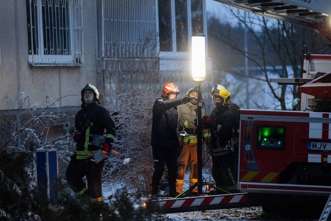 Ugniagesiai bando ištraukti žuvusiųjų kūnus iš Viršuliškių daugiabučio