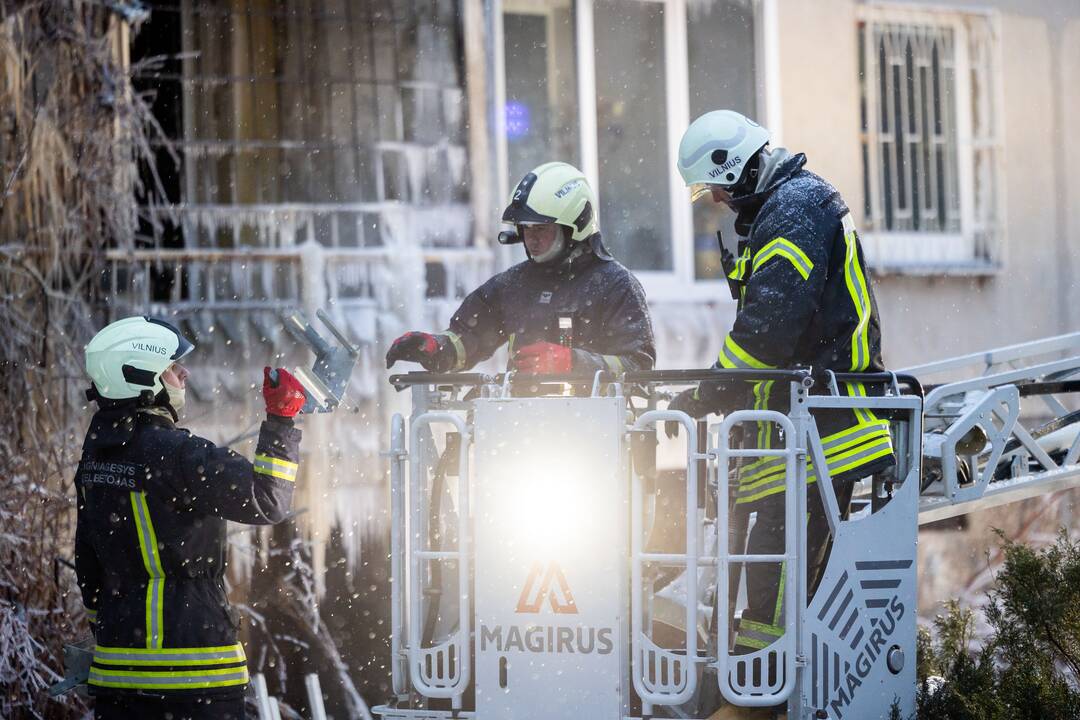 Ugniagesiai bando ištraukti žuvusiųjų kūnus iš Viršuliškių daugiabučio