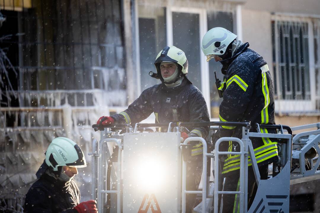 Ugniagesiai bando ištraukti žuvusiųjų kūnus iš Viršuliškių daugiabučio