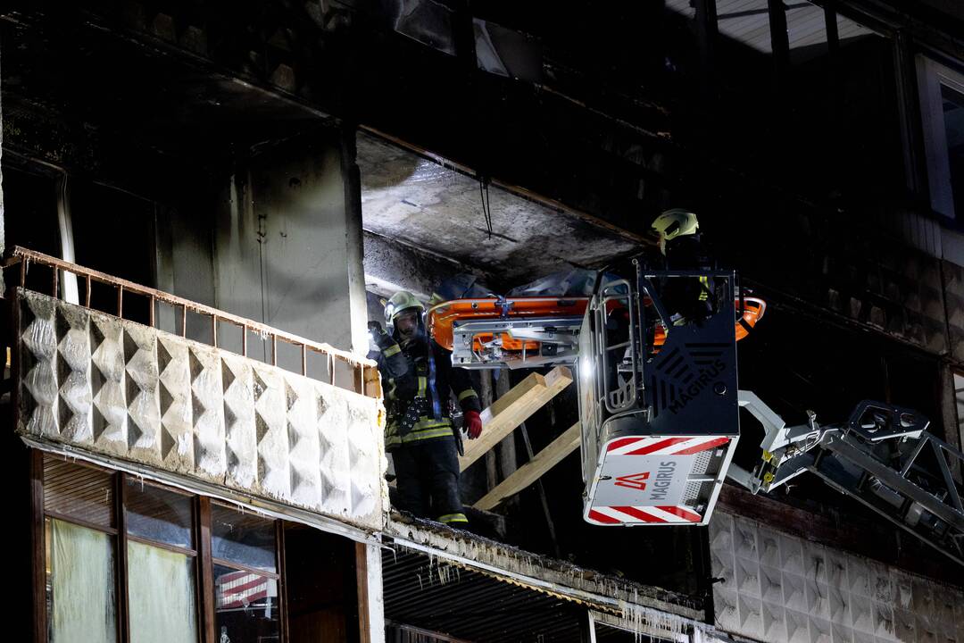Ugniagesiai bando ištraukti žuvusiųjų kūnus iš Viršuliškių daugiabučio