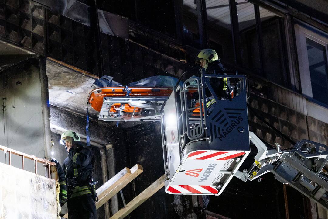 Ugniagesiai bando ištraukti žuvusiųjų kūnus iš Viršuliškių daugiabučio