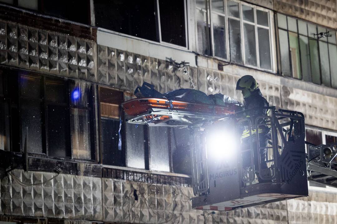 Ugniagesiai bando ištraukti žuvusiųjų kūnus iš Viršuliškių daugiabučio