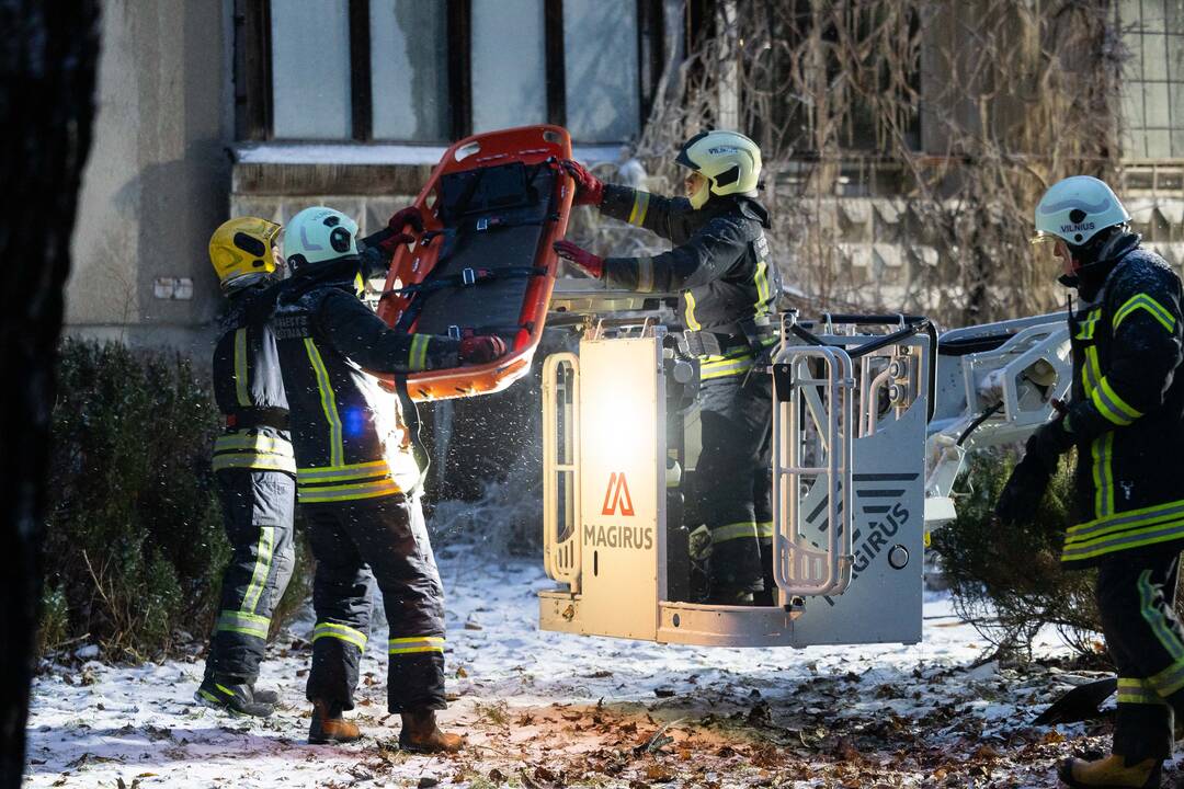 Ugniagesiai bando ištraukti žuvusiųjų kūnus iš Viršuliškių daugiabučio