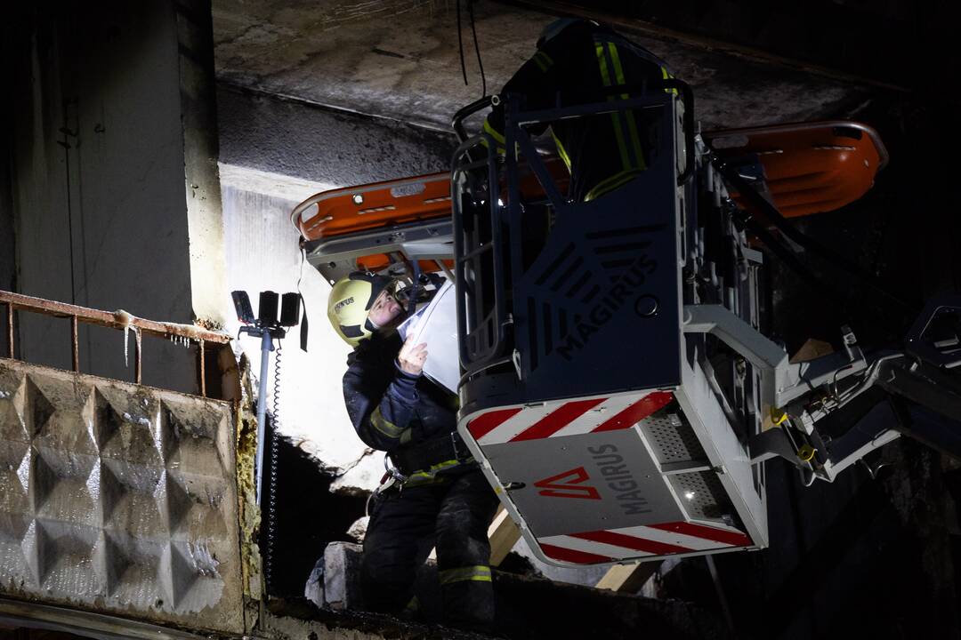 Ugniagesiai bando ištraukti žuvusiųjų kūnus iš Viršuliškių daugiabučio