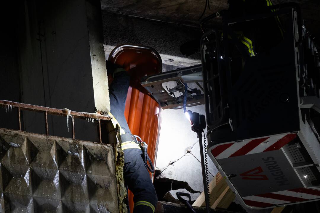 Ugniagesiai bando ištraukti žuvusiųjų kūnus iš Viršuliškių daugiabučio