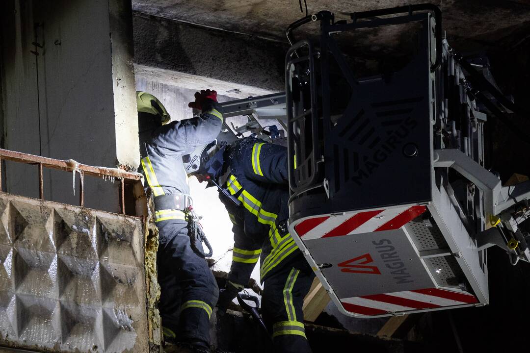 Ugniagesiai bando ištraukti žuvusiųjų kūnus iš Viršuliškių daugiabučio