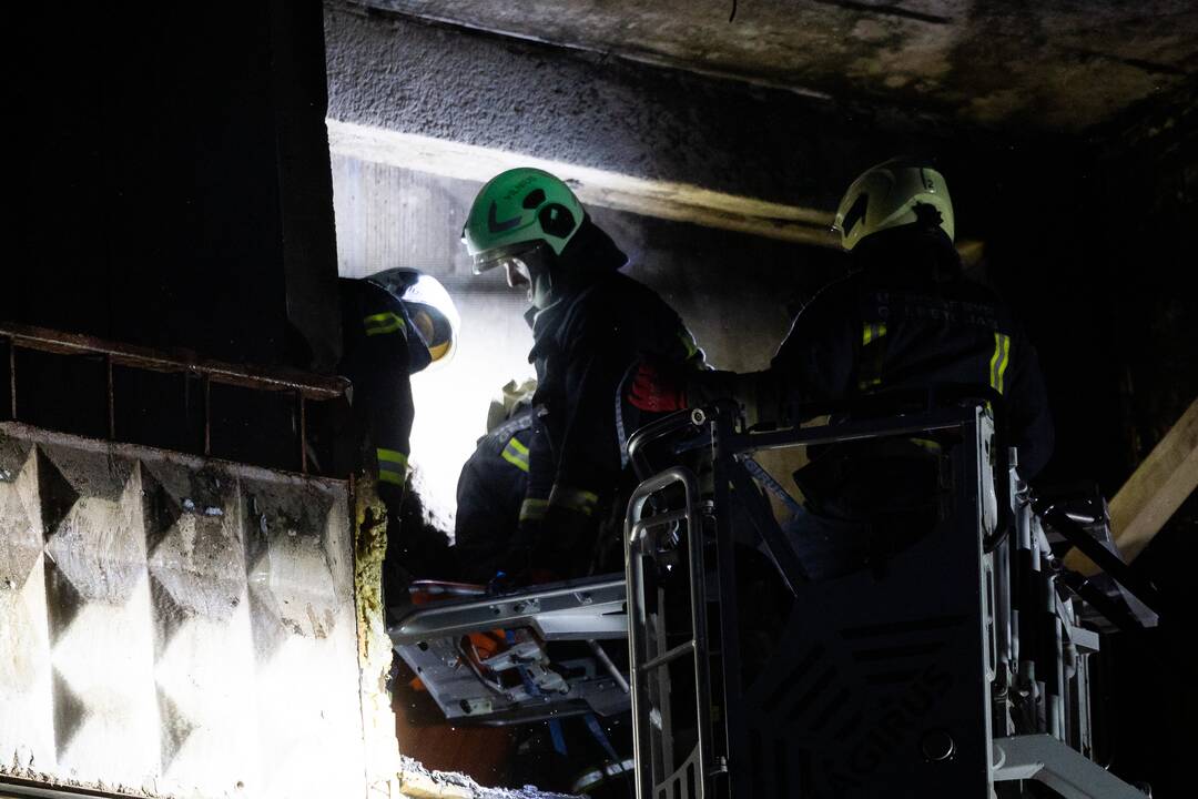 Ugniagesiai bando ištraukti žuvusiųjų kūnus iš Viršuliškių daugiabučio