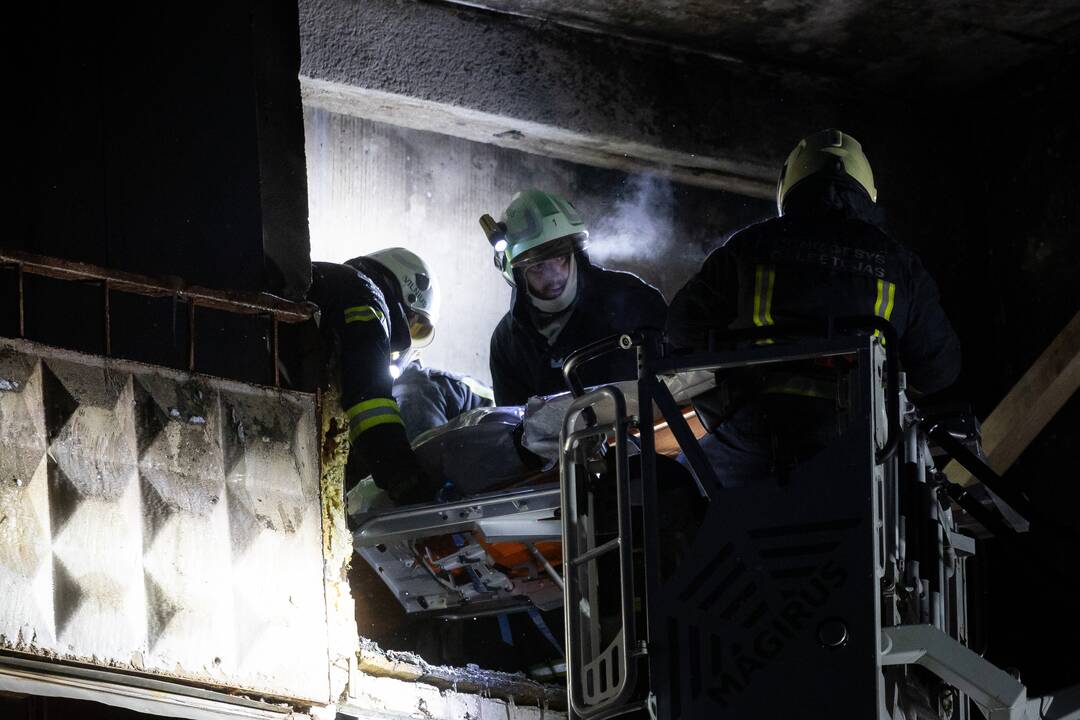 Ugniagesiai bando ištraukti žuvusiųjų kūnus iš Viršuliškių daugiabučio
